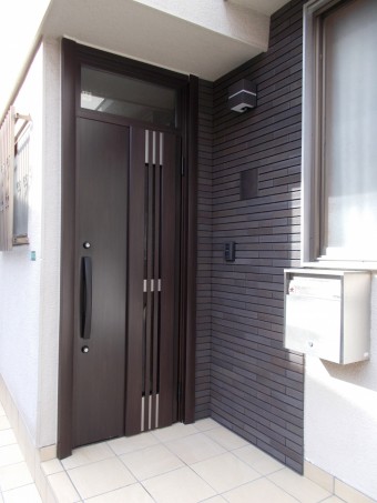 玄関ドアとタイルを変えてスタイリッシュな玄関まわりに 玄関ドアとタイルを変えてスタイリッシュな玄関まわりに